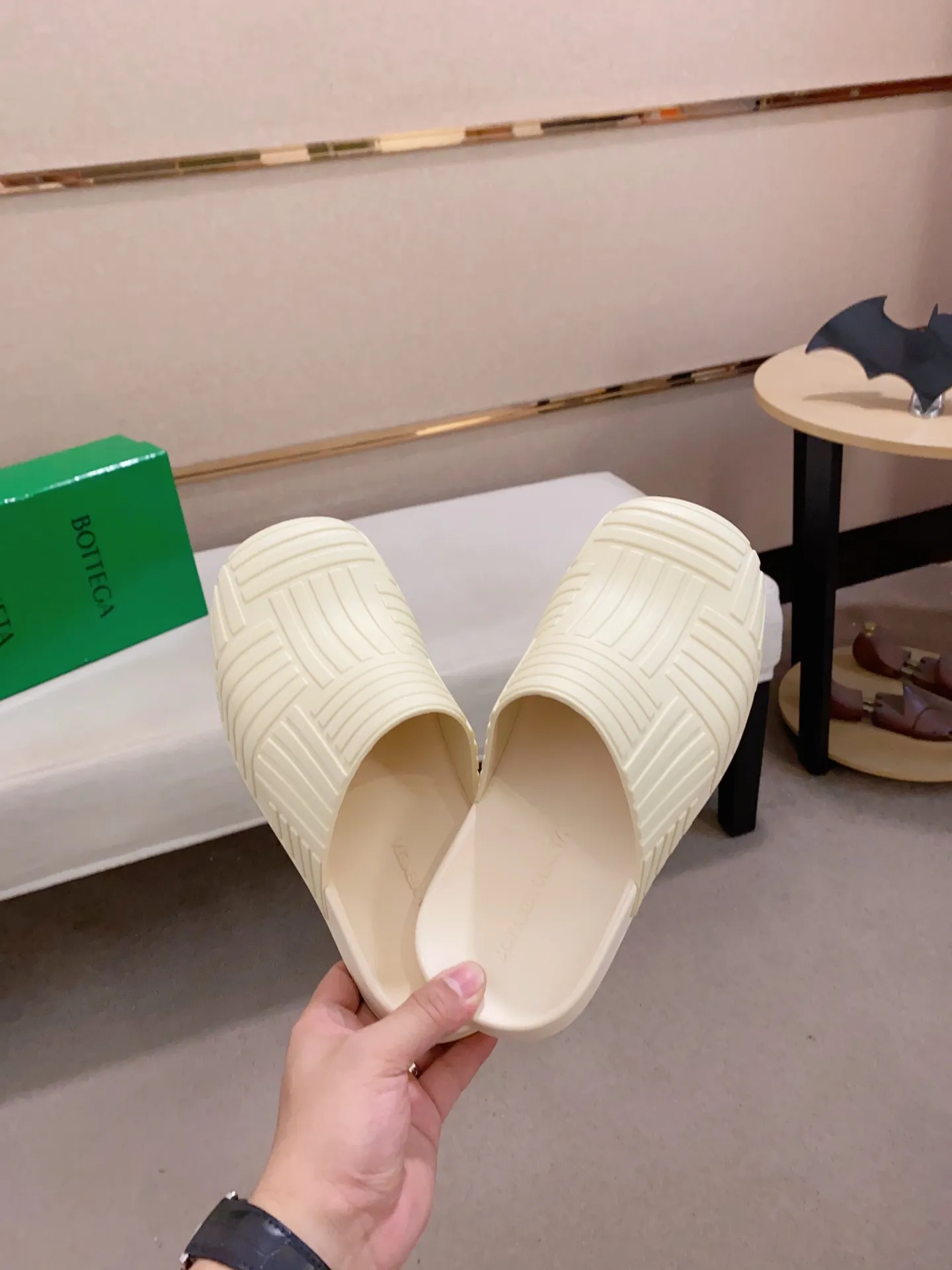 Men's shoes💰: 340💰Couple style👫【BV~Bottega Veneta】Trendy new slippers are on the market, the same style as the official website. Counter quality [strong][strong][strong] Selected rubber fabrics, high-end atmosphere, super cost-effective model. Original wear-resistant rubber outsole. Fine workmanship. The upper layer of materials is used. The quality is visible. Shoe size: Female 36-40. Male 38-46